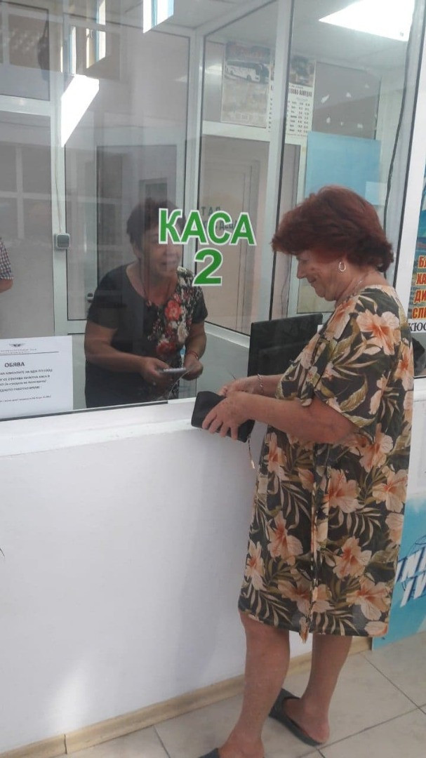 Първият клиент, закупил билет от билетната каса в град Приморско.