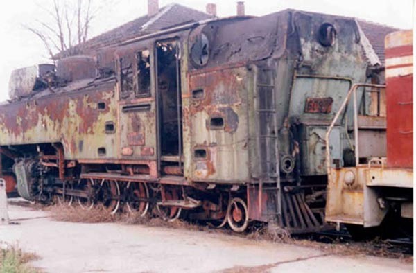 Музеен теснопътен парен локомотив 60976. Възстановен е отново за движение в Локомотивните депа в София и Септември през 2004 г.