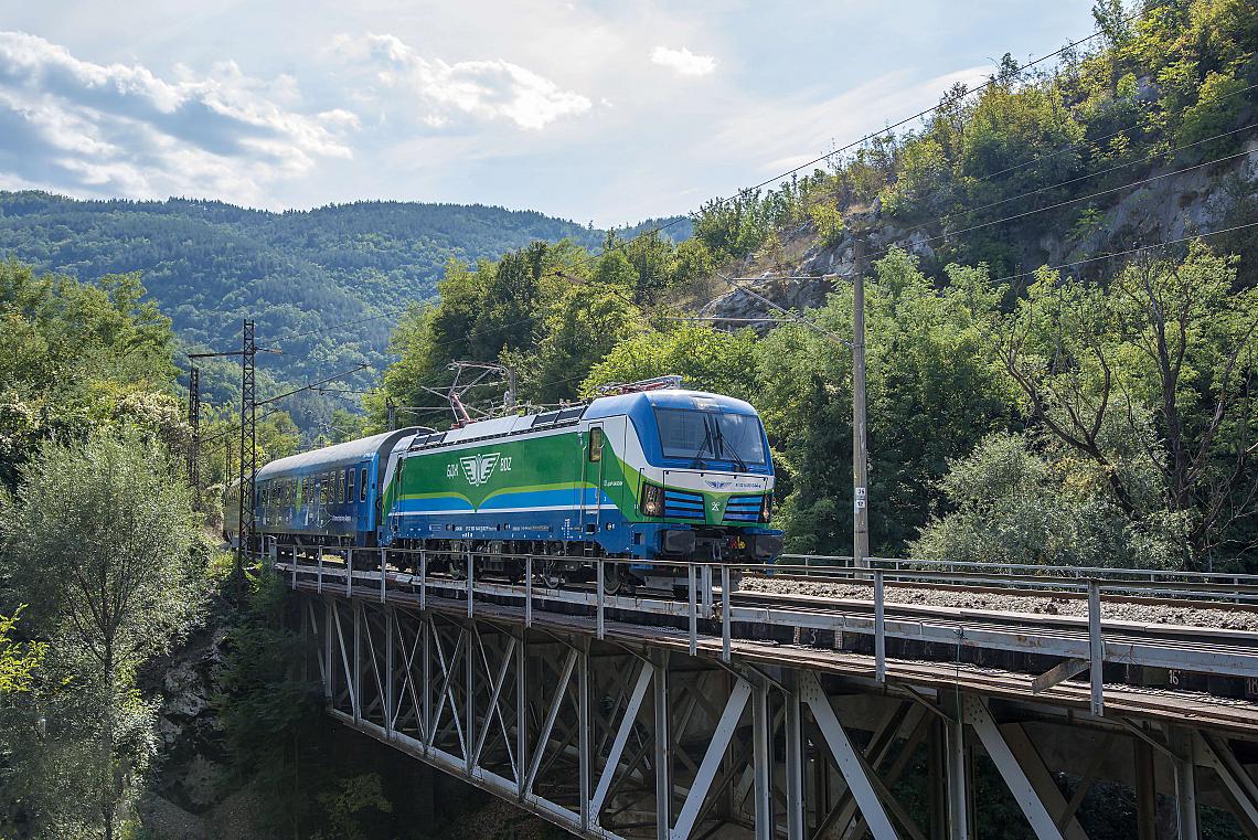 Кадърът от преминаването на Connecting Europe Express през Искърското дефиле е една от избраните 12 фотографии в конкурса през 2021 г. 