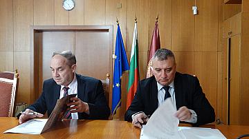 БДЖ и УНСС подписаха договор за съвместна дейност и сътрудничество при подготовката на кадри за железницата