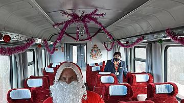 Дядо Коледа пътува с влак