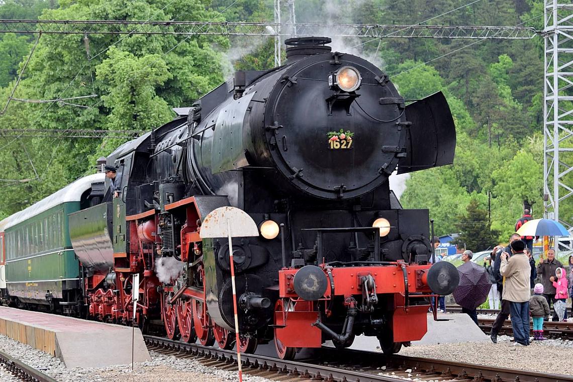 Парният локомотив № 16.27 е произведен през 1948 г. във “Wiener Lokomotivfabrik Floridsdorf”, Австрия, с фабричен № 17632. По-голямата част от експлоа...