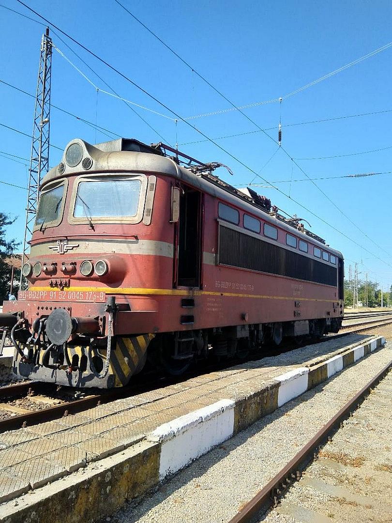 Локомотивът на нощния влак Варна-Пловдив след възникналата ситуация.